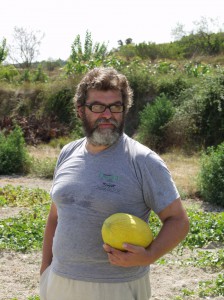 Gerardo-con-un-melon-en-la-mano